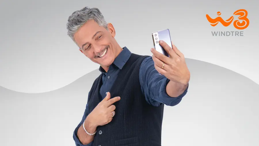 WindTre, nuovo spot con Fiorello con le nuove offerte del brando con telefono incluso